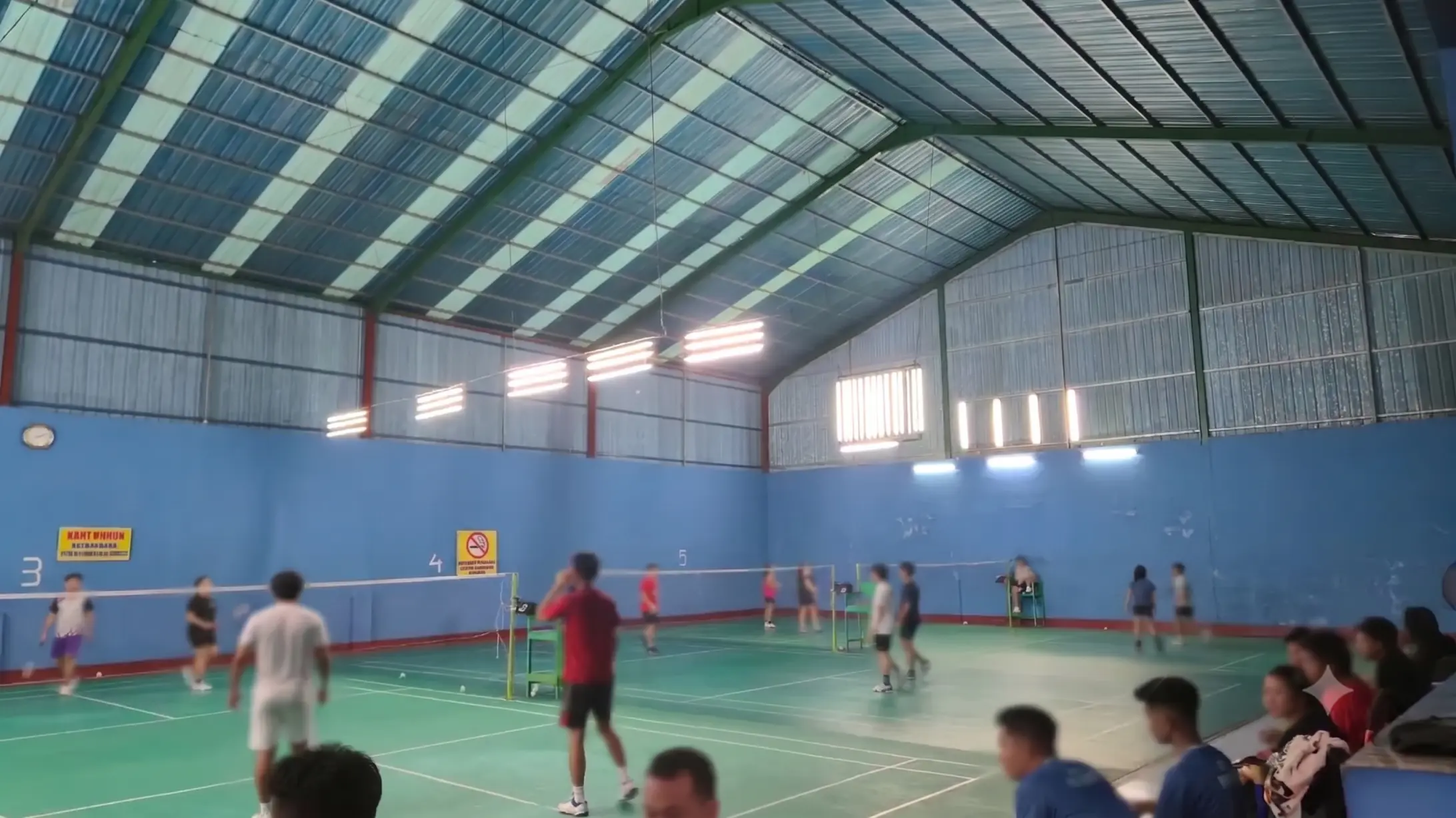 Suasana pengunjung bermain bulutangkis di GOR MENTENG 6 Palangka Raya
